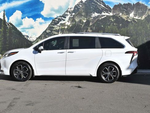 Certified 2025 Toyota Sienna Platinum image 7