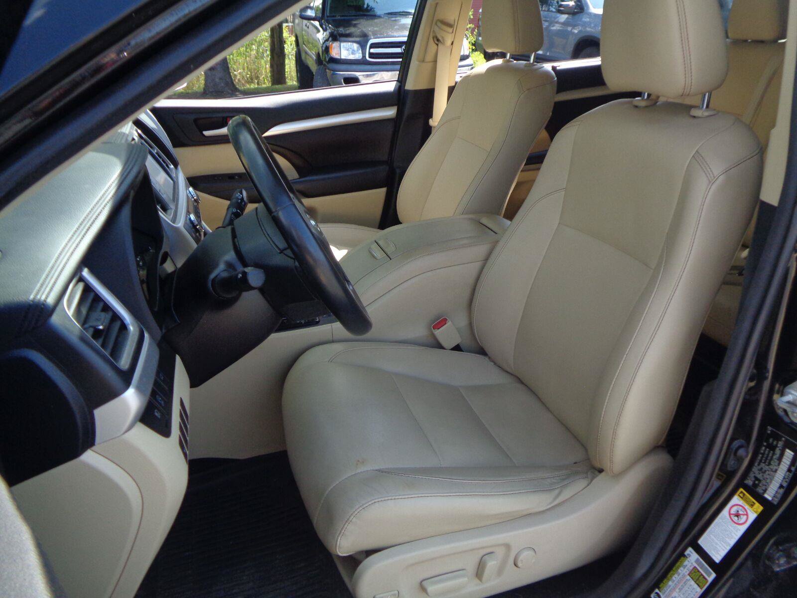 Used 2018 Toyota Highlander XLE AWD/4WD image 17