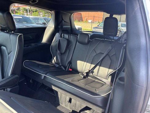 Used 2026 Chrysler Pacifica Limited FWD image 10