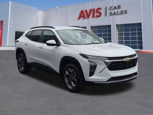 Used 2025 Chevrolet Trax LT w/ LT Convenience Package FWD image 3