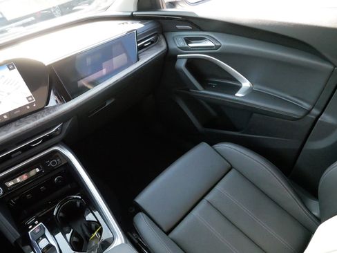 Used 2025 Audi Q5 Prestige image 11