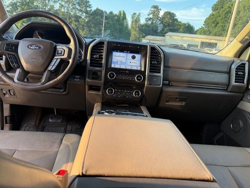 Used 2018 Ford Expedition XLT w/ Equipment Group 202A AWD/4WD image 23