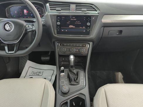 Used 2020 Volkswagen Tiguan SEL AWD/4WD image 27
