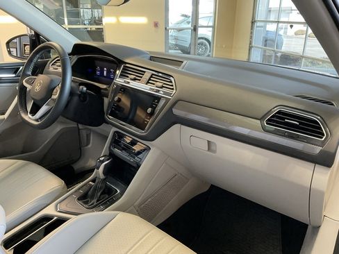 Used 2023 Volkswagen Tiguan SE w/ Panoramic Sunroof Package image 17
