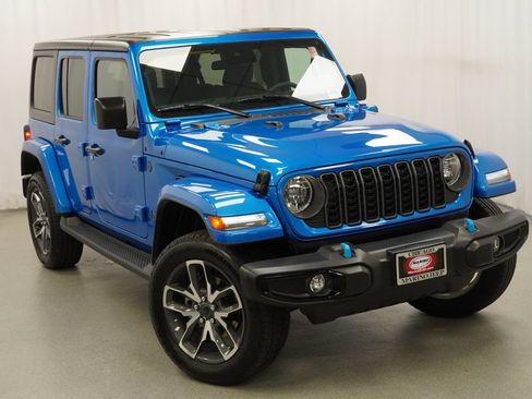 Used 2024 Jeep Wrangler Unlimited w/ Convenience Group AWD/4WD image 9