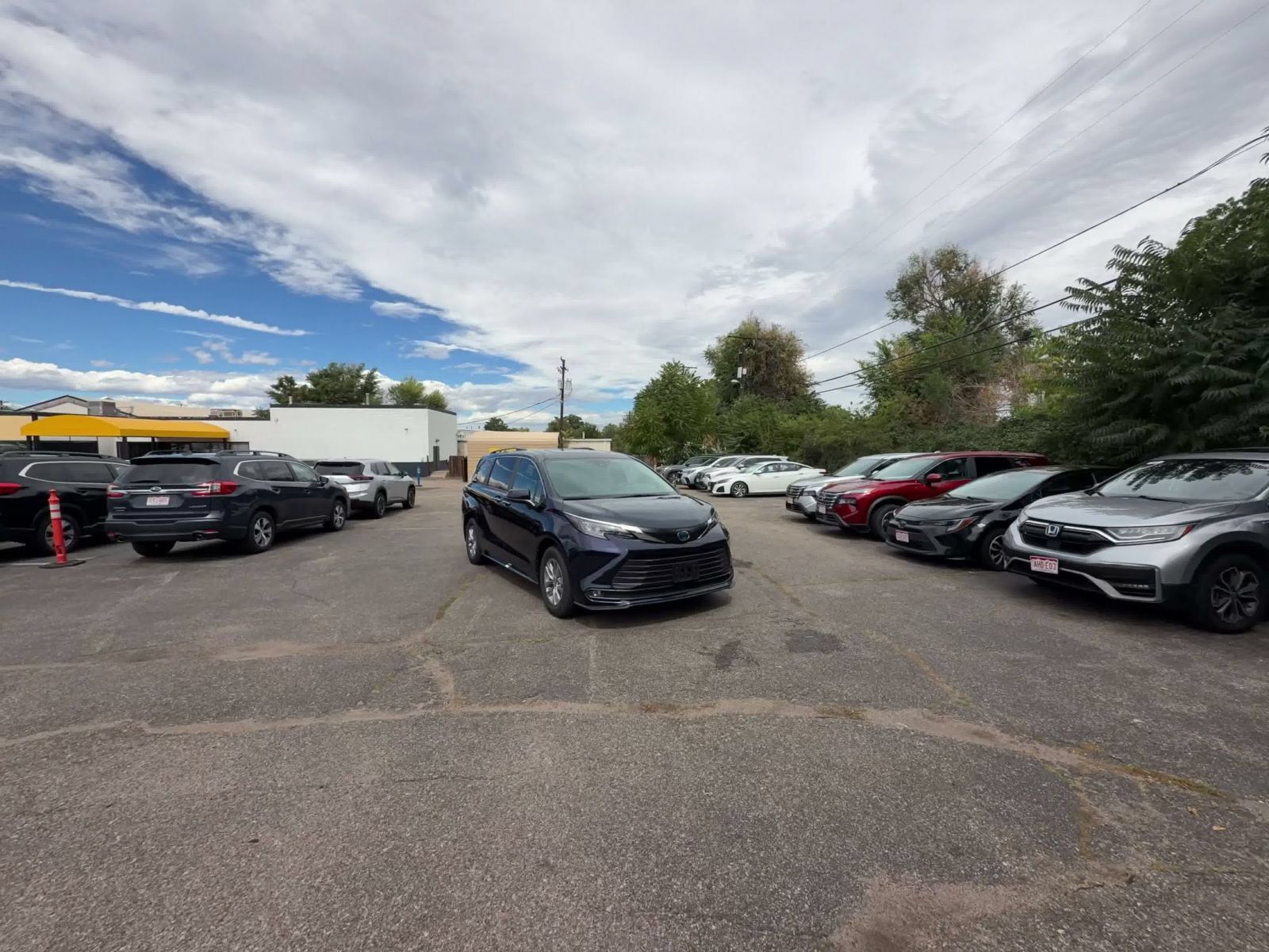 Used 2025 Toyota Sienna XLE FWD image 3