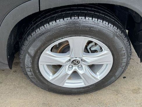 Certified 2024 Toyota Highlander LE FWD image 8