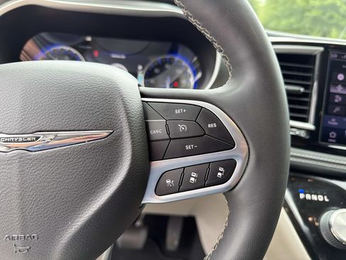 Used 2022 Chrysler Pacifica Touring-L FWD image 28