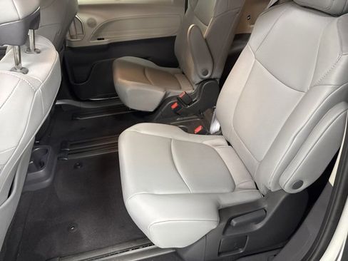 Certified 2022 Toyota Sienna XLE image 15