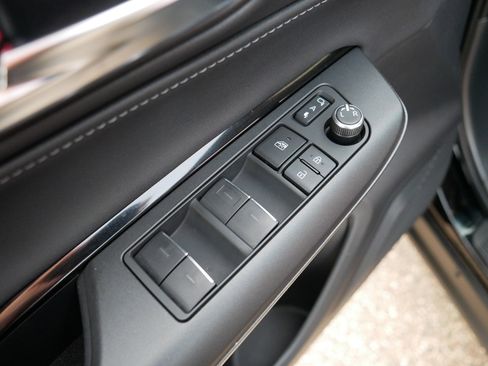 Used 2023 Toyota Venza LE image 19