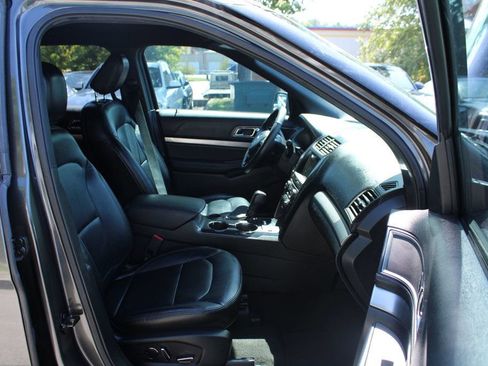 Used 2018 Ford Explorer XLT w/ Equipment Group 202A FWD image 34