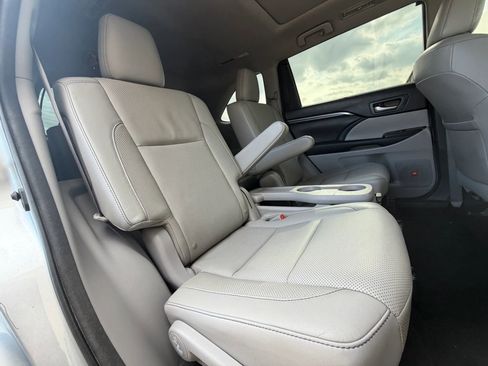 Used 2016 Toyota Highlander Limited Platinum image 40