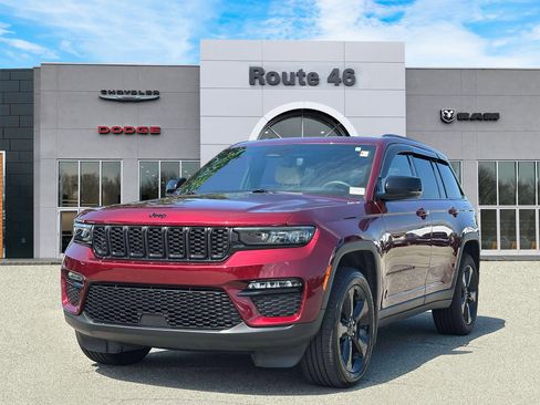Used 2024 Jeep Grand Cherokee Limited w/ Black Appearance Package AWD/4WD image 2