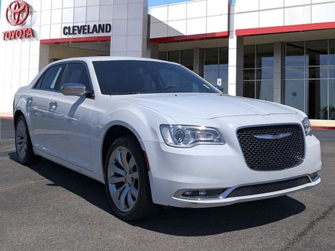Used 2019 Chrysler 300 Limited RWD image 2