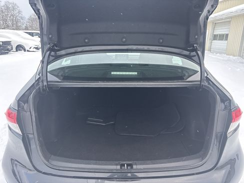 Used 2021 Toyota Corolla LE image 5