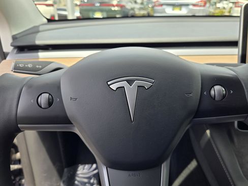 Used 2022 Tesla Model Y Long Range AWD/4WD image 24