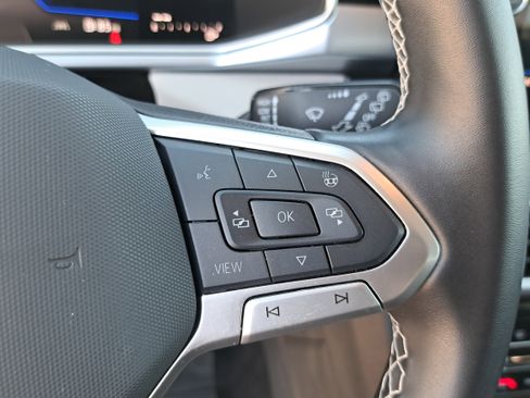 Certified 2025 Volkswagen Taos SE image 17