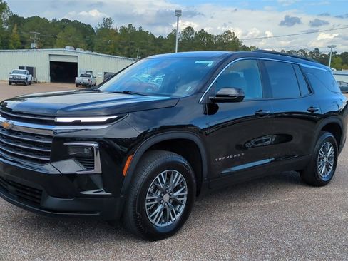 Used 2025 Chevrolet Traverse LT image 1