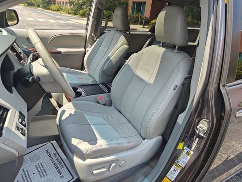 Used 2012 Toyota Sienna XLE image 11