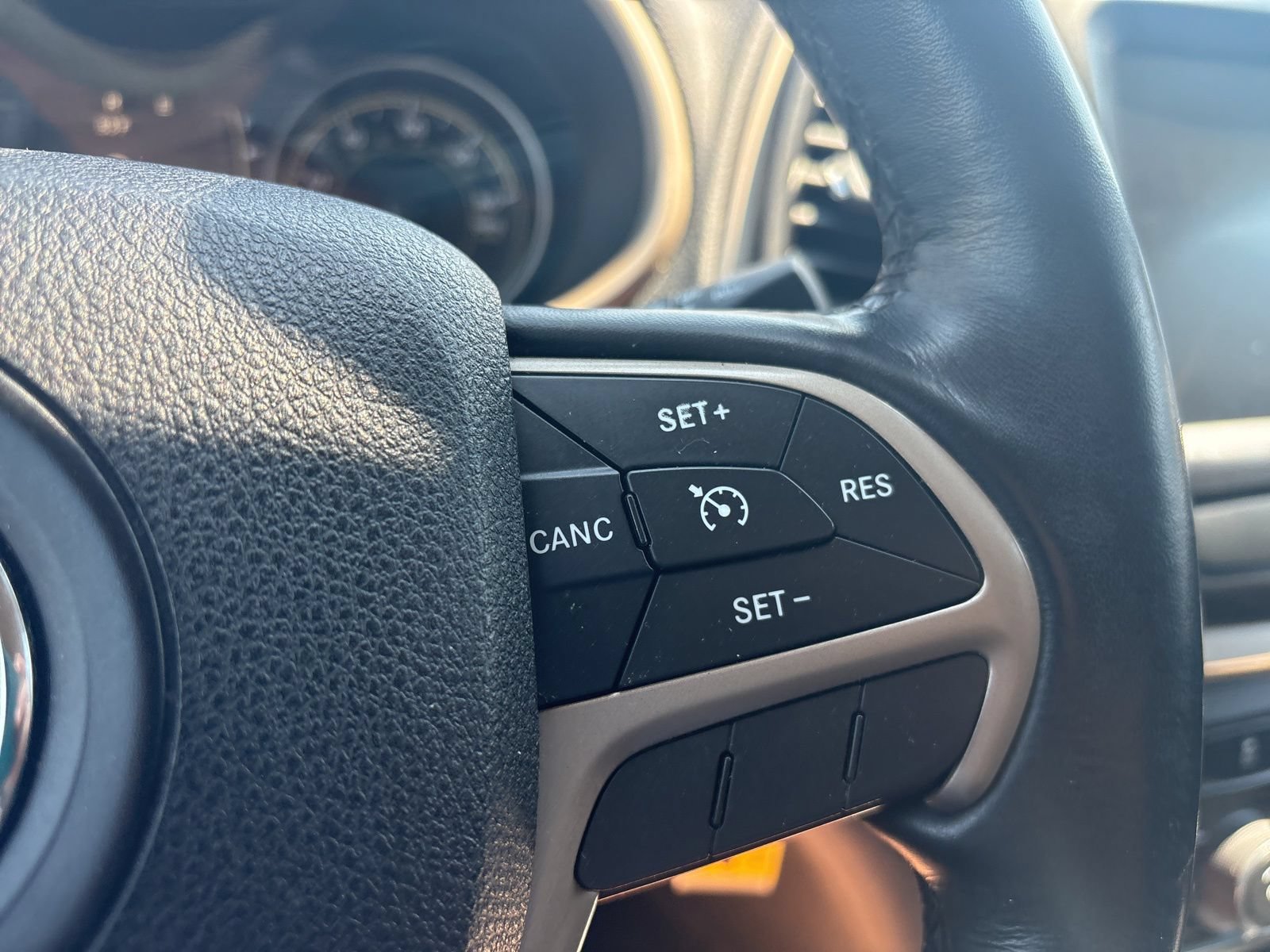 Used 2016 Jeep Cherokee Latitude w/ Cold Weather Group AWD/4WD image 29