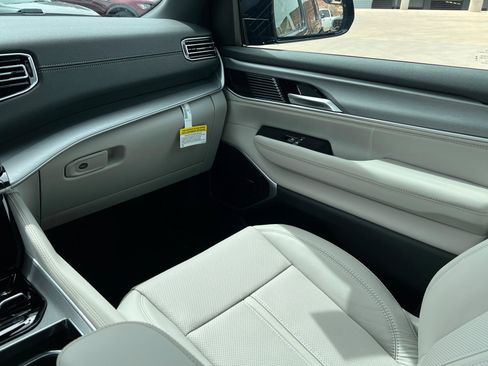 New 2026 Jeep Grand Wagoneer Limited AWD/4WD image 10