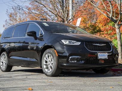 New 2026 Chrysler Pacifica Select