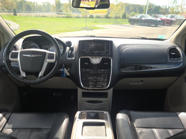 Used 2016 Chrysler Town & Country Touring FWD image 21