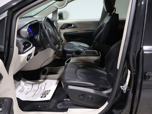 Certified 2022 Chrysler Pacifica Touring-L image 12