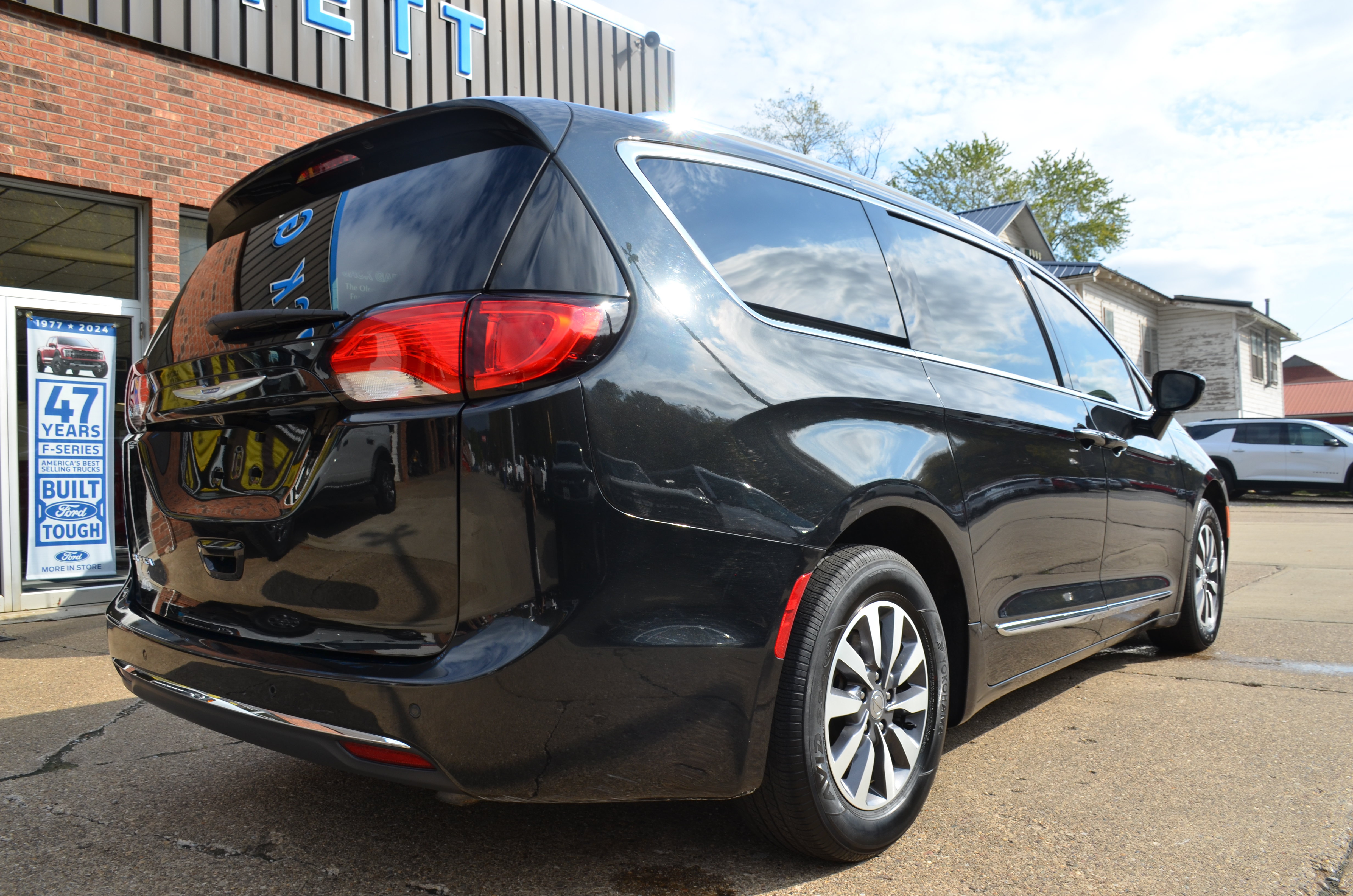 Used 2020 Chrysler Pacifica Touring-L Plus FWD image 2