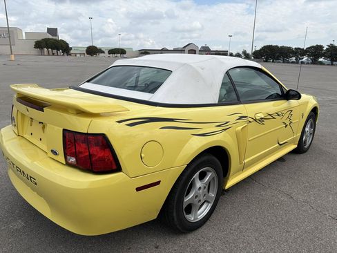 Used 2003 Ford Mustang Convertible RWD image 7