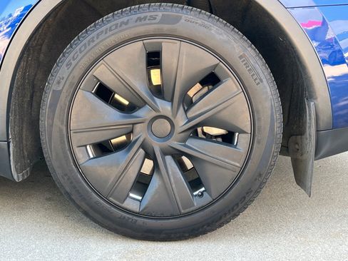 Used 2023 Tesla Model Y Long Range AWD/4WD image 23