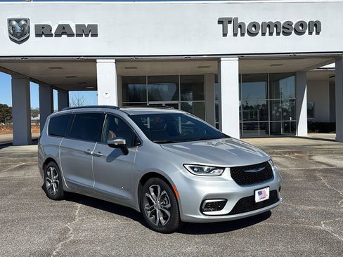 New 2026 Chrysler Pacifica Pinnacle image 2