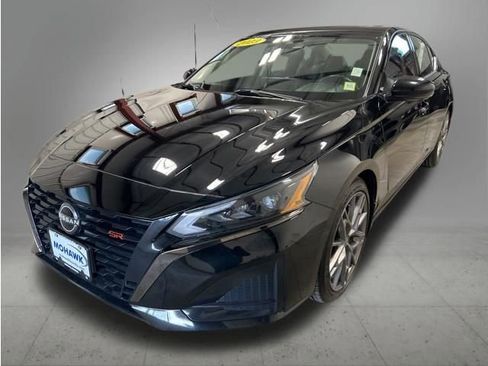 Used 2023 Nissan Altima 2.0 SR FWD image 1