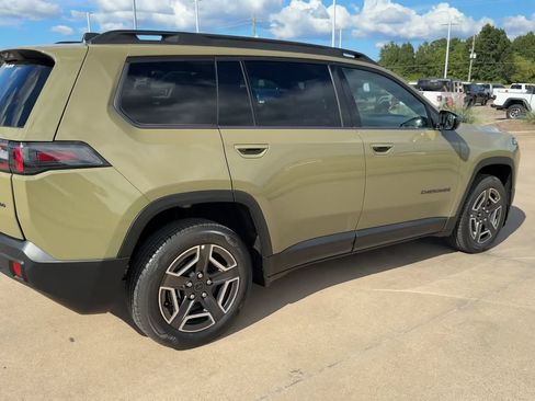 Used 2026 Jeep Cherokee Laredo AWD/4WD image 9