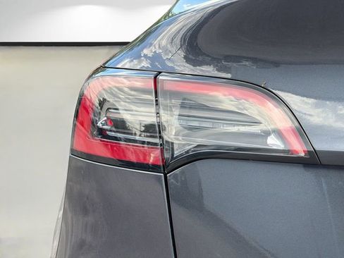 Used 2024 Tesla Model Y Long Range AWD/4WD image 10