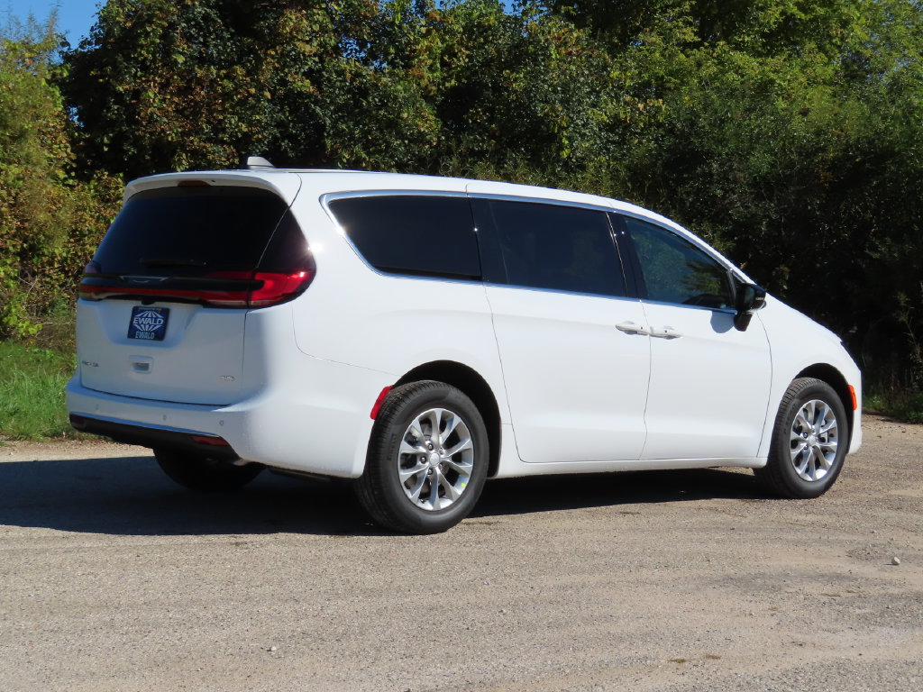 New 2027 Chrysler Pacifica Select AWD/4WD image 3