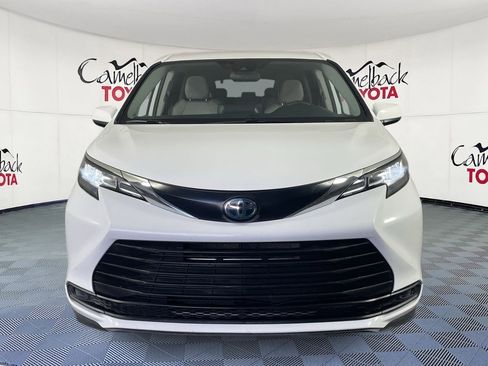 Used 2022 Toyota Sienna LE image 2