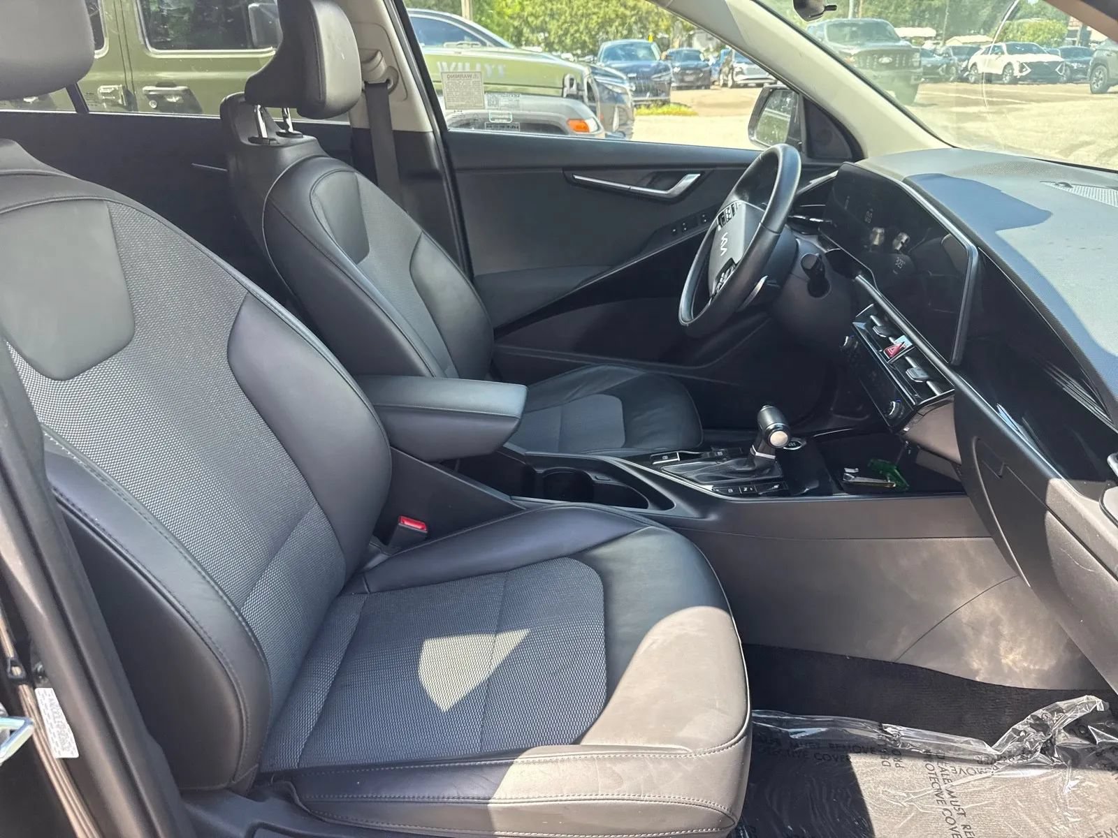 Used 2023 Kia Niro EX Touring FWD image 12