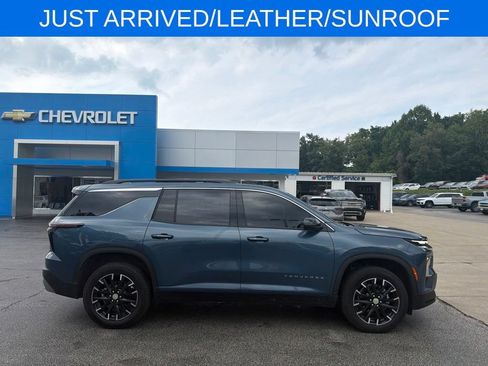 Used 2025 Chevrolet Traverse LT w/ Sun and Wheel Package AWD/4WD image 2