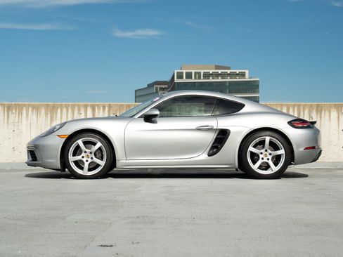 Used 2018 Porsche 718 Cayman RWD image 3
