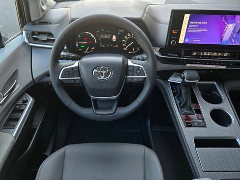 Used 2026 Toyota Sienna XLE image 14