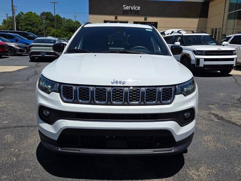 Used 2025 Jeep Compass Latitude AWD/4WD image 2