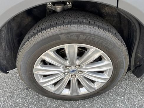 Used 2022 Ford Explorer Limited w/ Equipment Group 301A AWD/4WD image 21
