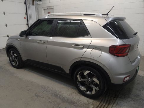 Used 2023 Hyundai Venue SEL FWD image 3