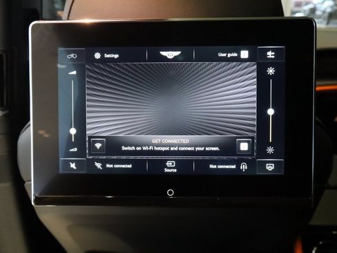 Used 2025 Bentley Bentayga image 25