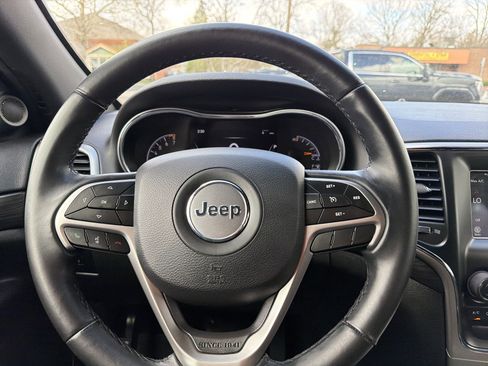 Used 2019 Jeep Grand Cherokee Laredo AWD/4WD image 14