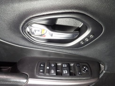 Used 2019 Jeep Cherokee Limited image 8