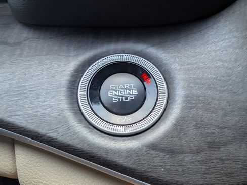 Used 2025 Jeep Grand Cherokee Limited w/ Luxury Tech Group II image 34