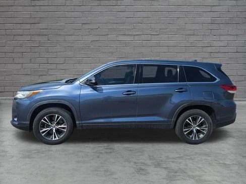 Used 2019 Toyota Highlander Plus FWD image 2
