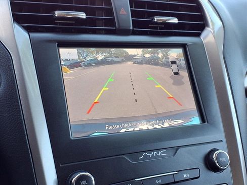 Used 2020 Ford Fusion SE image 7